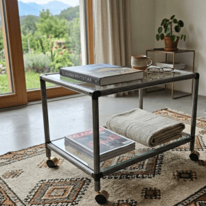 steklena retro mizica na koleščkih